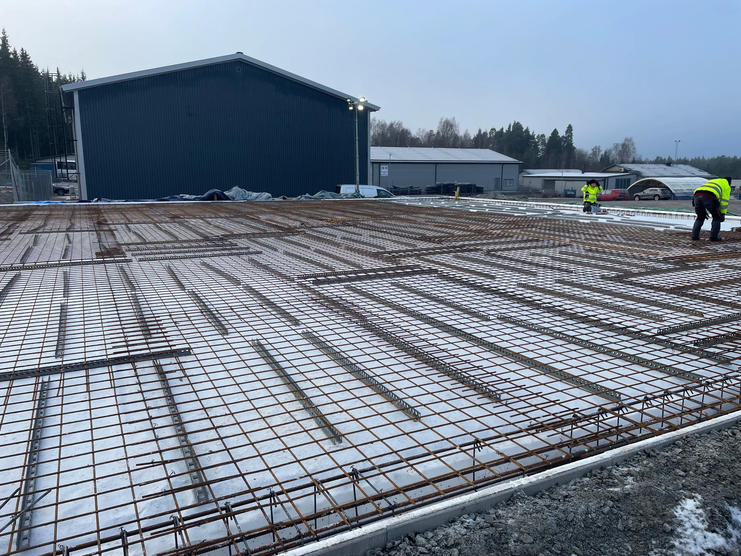 Armering inför gjutning i ett kommersiellt byggprojekt
