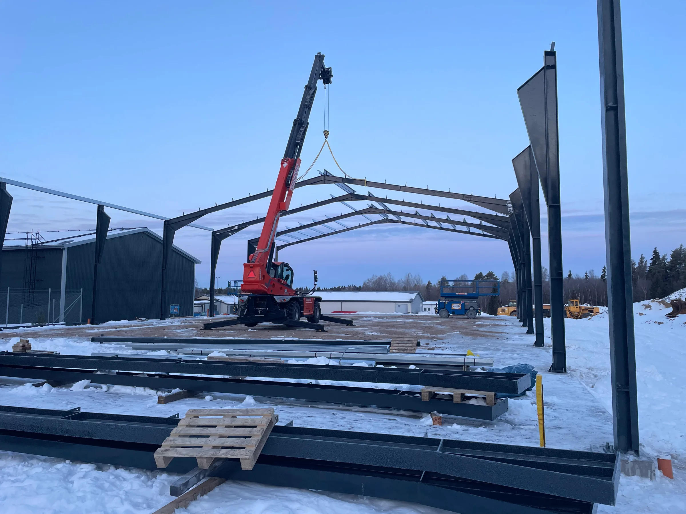 Stomresning av lagerbyggnad under ett byggledningsprojekt