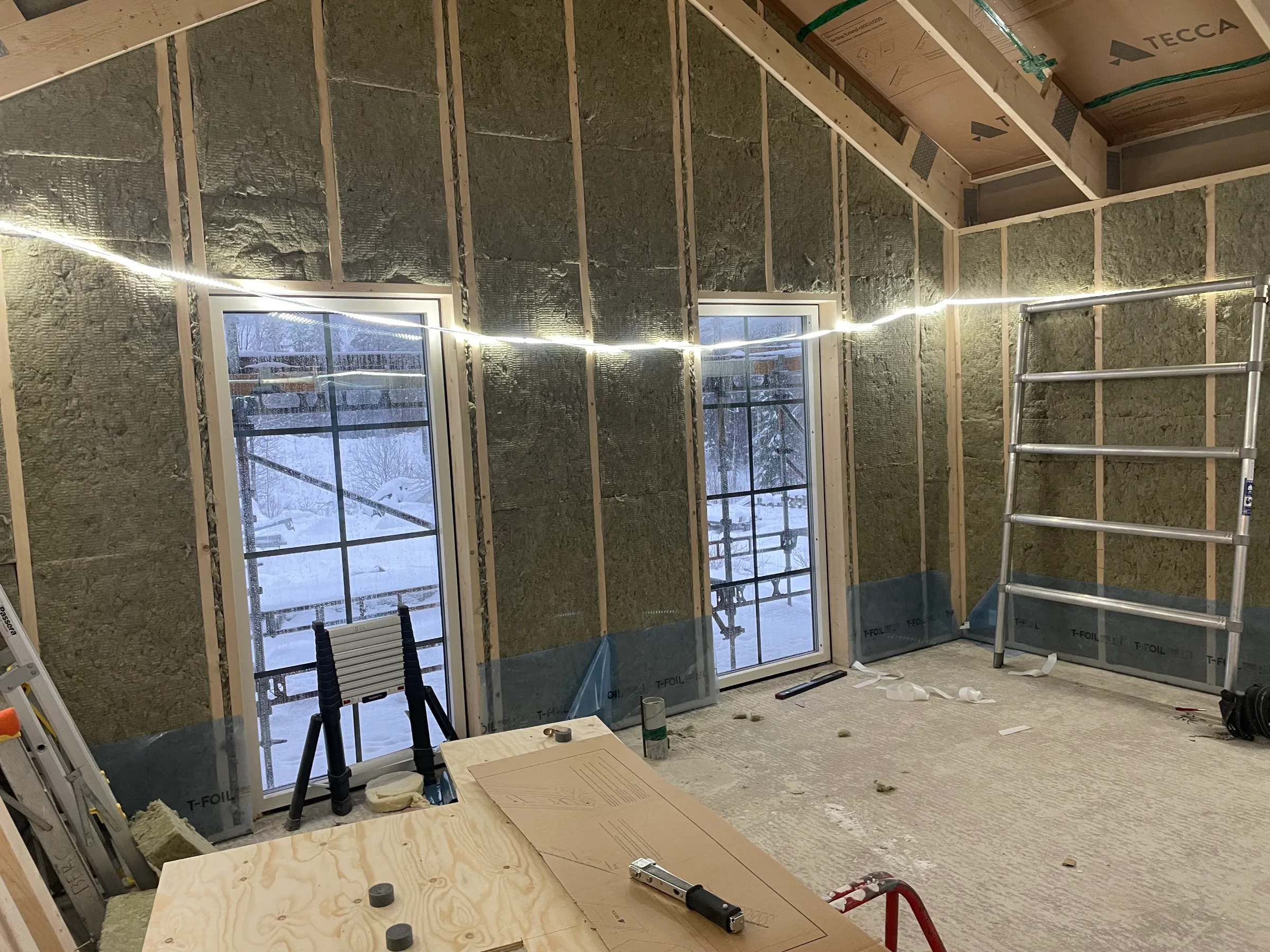 Invändigt arbete i slutskedet av ett byggprojekt